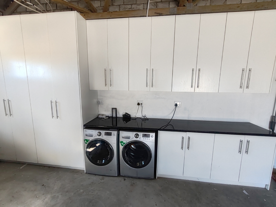 To Let 4 Bedroom Property for Rent in Hoogland Western Cape